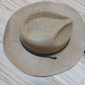 남성용 모자예요. 베이지 컬러에 브라운 밴딩으로 포인트를 준 깔끔한 디자인이에요