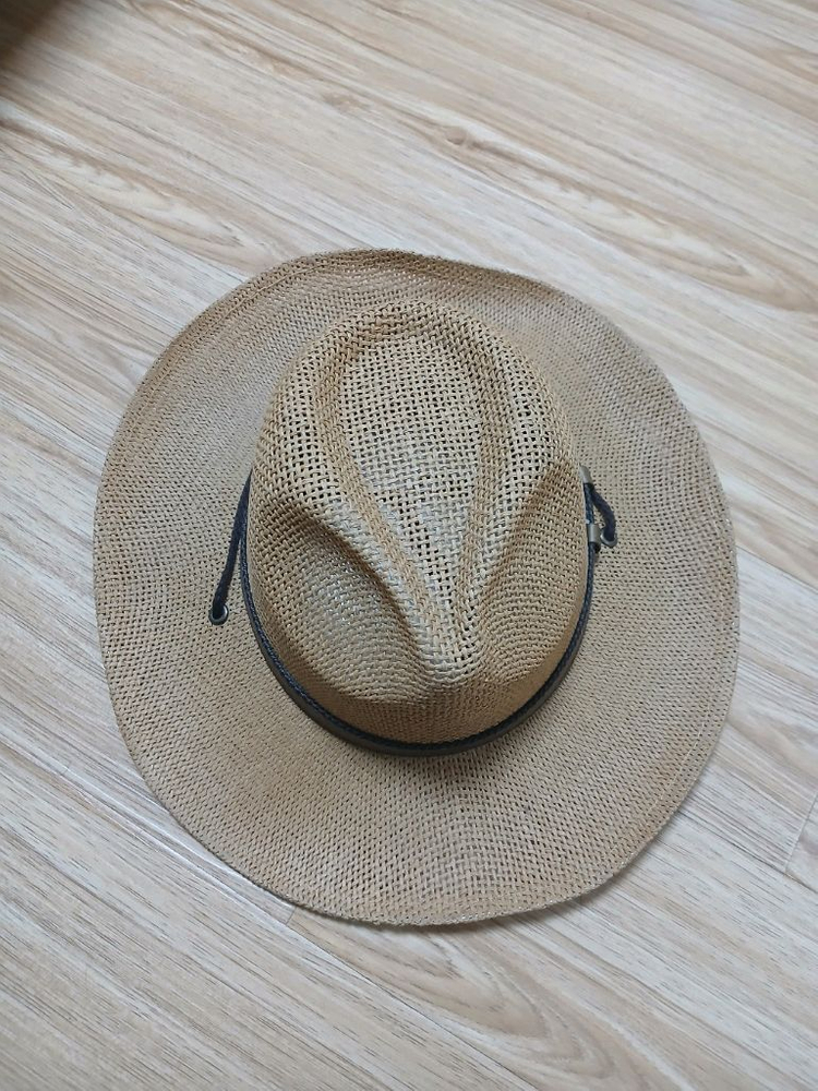 남성용 모자예요. 베이지 컬러에 브라운 밴딩으로 포인트를 준 깔끔한 디자인이에요--1