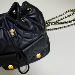 샤넬 블랙 백팩 (램스킨 가죽) 투포켓 판매합니다. 레디투웨어 씨호린 승뮤즈 블링태 디올 루이비통 이미지