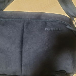 인케이스 블랙 메신저백