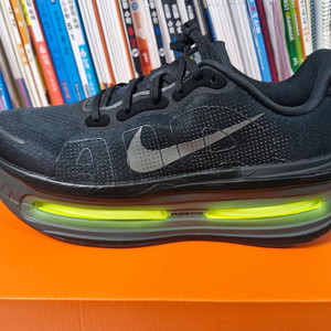 나이키 보메로 프리미엄 볼트컬러 275