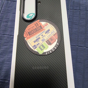 삼성 정품 Z폴드7 카본 케이스 + 에어그립 맥세이프 링스티커아랫부분 상처 사진참조 바랍니다.그외 상태 좋습니다.