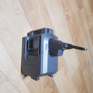 다이슨 v8 배터리 어댑터 팝니다..