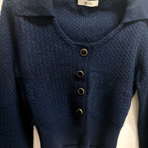 아상블라주 크롭 네이비 니트