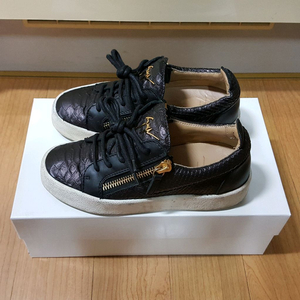 쥬세페자노티 35사이즈 225 230 메이런던 금장 스니커즈 슈퍼스타 커먼프로젝트 여성 골든구스 명품 슬립온발렌티노 이미지