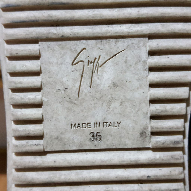 쥬세페자노티 35사이즈 225 230 메이런던 금장 스니커즈 슈퍼스타 커먼프로젝트 여성 골든구스 명품 슬립온발렌티노 이미지