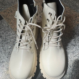 아이보리/블랙 워커부츠