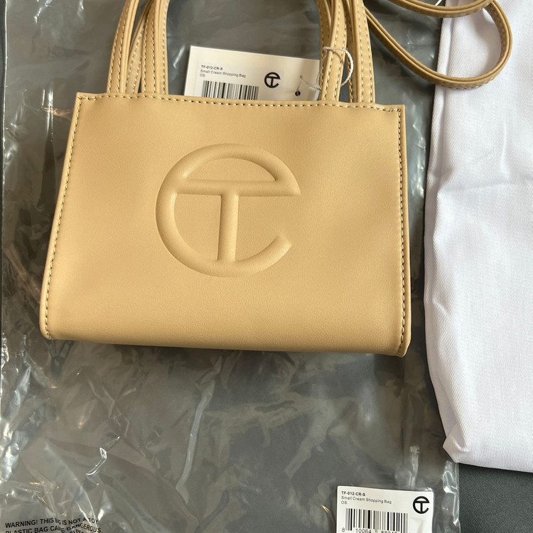 텔파 스몰 쇼핑백 크림 새제품 팝니다. Telfar 크로스백 명품 가방 크로스택 쇼퍼백--1