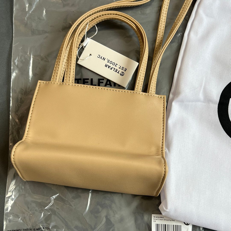 텔파 스몰 쇼핑백 크림 새제품 팝니다. Telfar 크로스백 명품 가방 크로스택 쇼퍼백--2