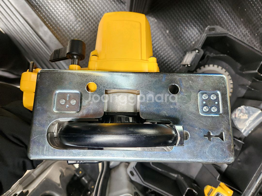 디월트 DCS573 메탈커터기--3