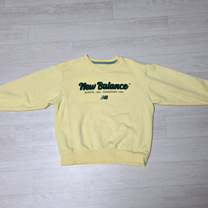 뉴발란스키즈 기모 레터로고 스웻셔츠 맨투맨 옐로우 130 판매합니다.