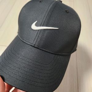 나이키 Legacy91 볼캡 새상품 판매합니다. 한 번도 쓰지 않아서 상태 정말 좋습니다. 무난한 블랙 색상이라 어