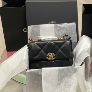 샤넬 19백 블랙 금장 미듐