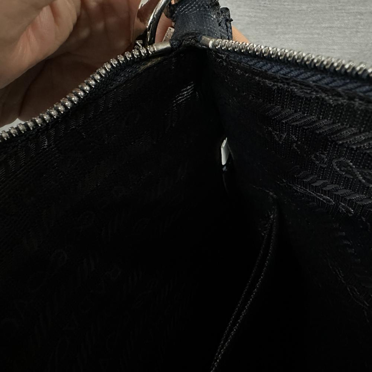 프라다 사피아노 삼각로고 핸드스트랩 클러치--3