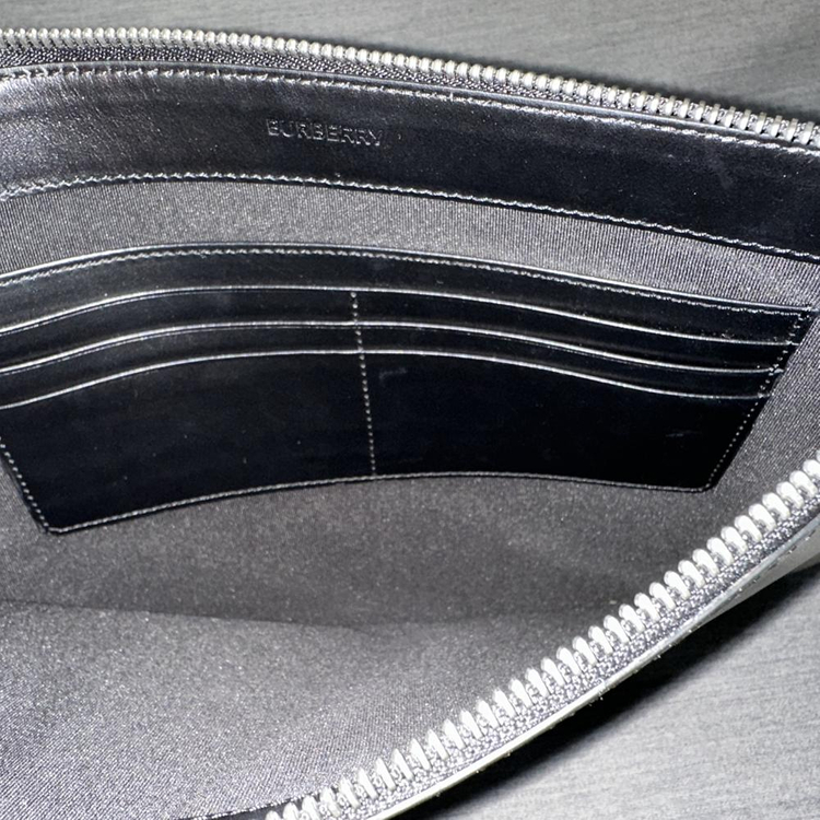 버버리 로고 프린트 스트랩 클러치백/정품/상태최상--2