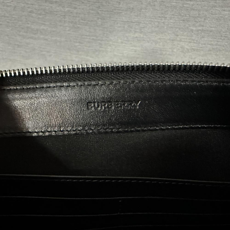버버리 로고 프린트 스트랩 클러치백/정품/상태최상--3