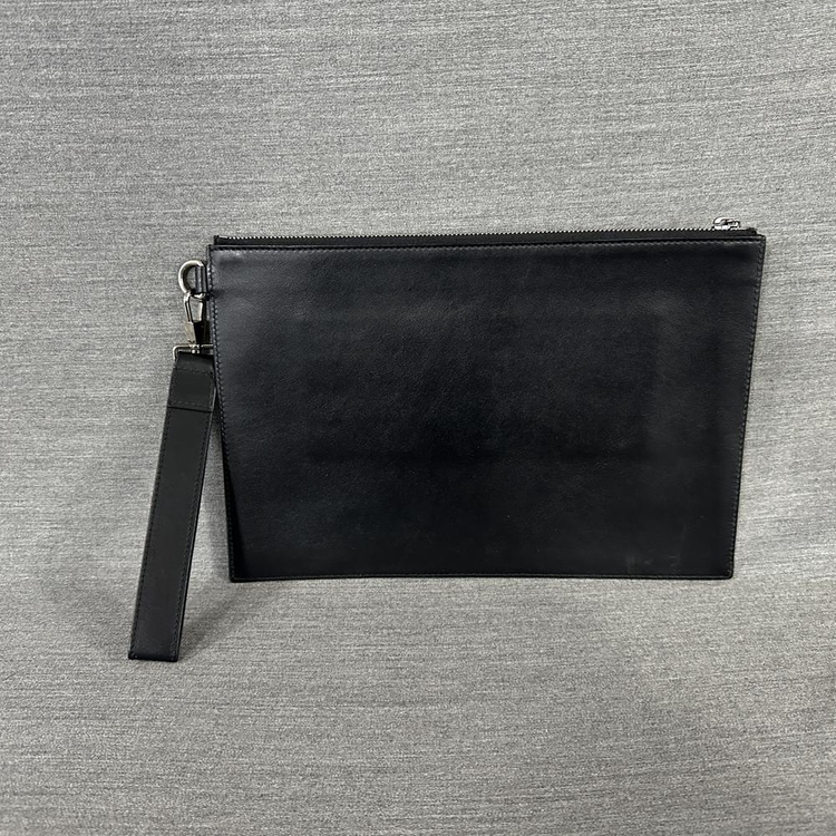 버버리 로고 프린트 스트랩 클러치백/정품/상태최상--1