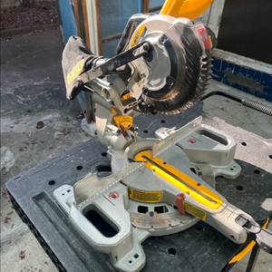 디월트 18V 무선 슬라이딩 각도절단기 (DCS361)