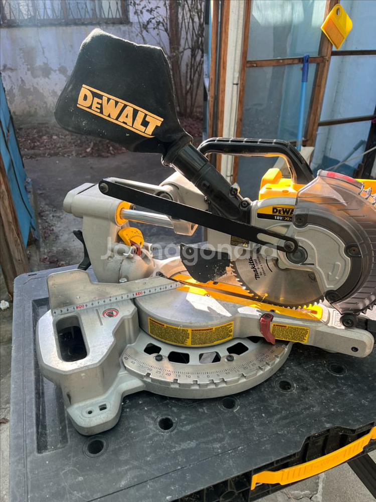 디월트 18V 무선 슬라이딩 각도절단기 (DCS361)--1