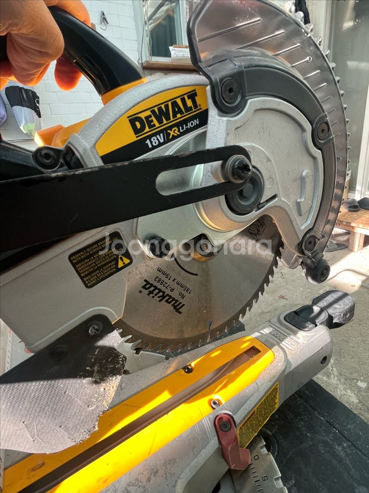 디월트 18V 무선 슬라이딩 각도절단기 (DCS361)--2