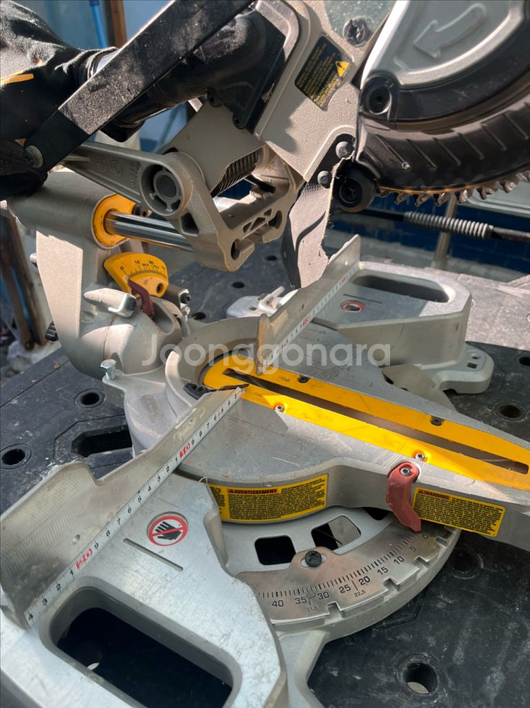 디월트 18V 무선 슬라이딩 각도절단기 (DCS361)--3