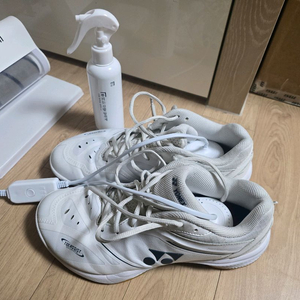 요넥스 65Z4 배드민턴화 (260) 판매합니다.