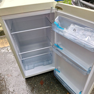 쿠잉 냉장고 아이보리 색상의 cooing 소형 냉장고입니다. 좁은 공간에도 쏙 들어가는 귀여운 디자인이 특징입니다.