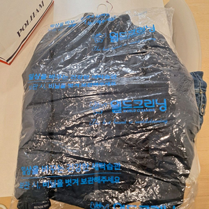 블랙야크 B 네오 포스 다운 자켓입니다- 사이즈는 100입니다- 색상은 네이비입니다- 제조년월은 20년 11월입니다