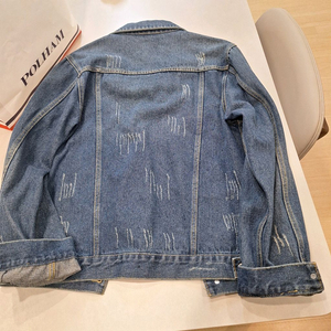 the CROSS JEANS.CO 데미지 청자켓입니다. 데미지 디테일이 유니크한 포인트를 더해줍니다. 오버핏 스타일