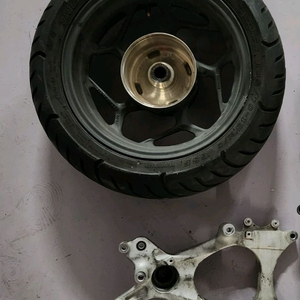 24년 pcx 휠타이어 스윙암