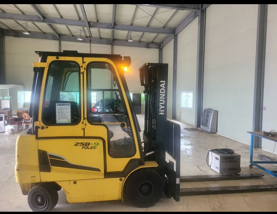 현대 2.5톤 전동지게차 이미지