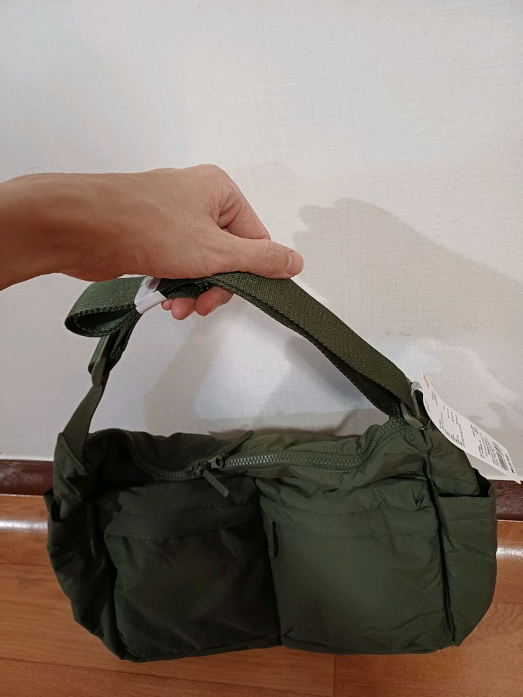 유니클로 멀티포켓 숄더백 새상품 팝니다. 올리브색. 카키색--1