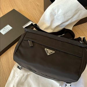 프라다 바이커백 M 사이즈새제품