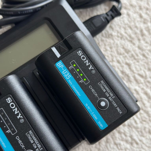 소니 BP-U35 정품 배터리 2개 + 호환 충전기 팝니다