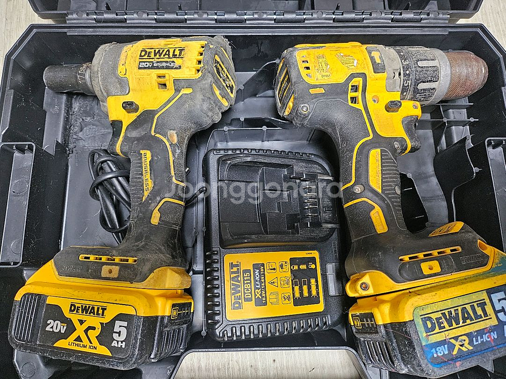 디월트 브러쉬리스 충전 드릴 콤보 (스크류 해머, 임팩 렌치) 드라이버 세트--1