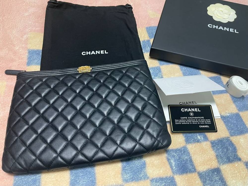 샤넬 보이클러치 뉴미듐 캐비어 블랙 금장--0