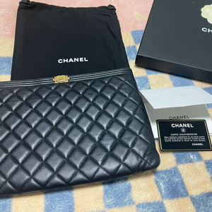 샤넬 보이클러치 뉴미듐 캐비어 블랙 금장