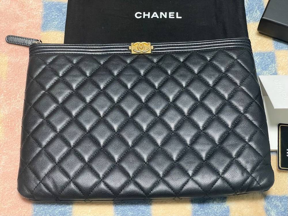 샤넬 보이클러치 뉴미듐 캐비어 블랙 금장--2