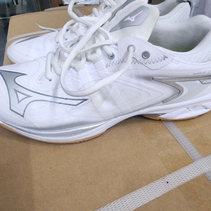 미즈노 배드민턴화 클로네오3 255 중고