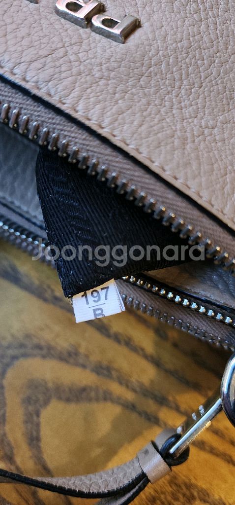 프라다 더블지퍼 크로스백--8