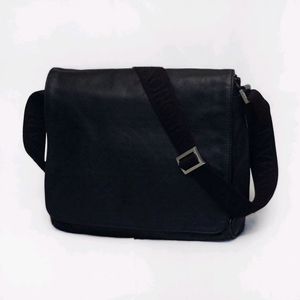 아르마니 (EA) 모노그램 비텔로 카프스킨 레더 플랩 메신저백