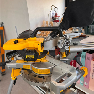 디월트 DCS361 슬라이딩 각도절단기