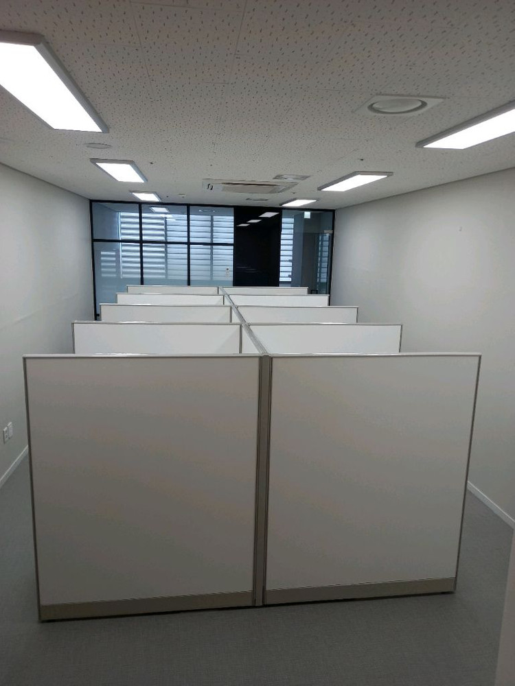 파티션 책상 의자 원탁 작업탁자 철제캐비넷 철재옷장 서랍 책장 수납장 이미지