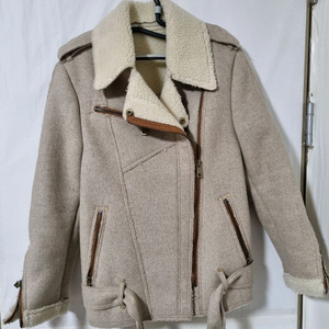 베이지 무스탕 모스에디션 이미지