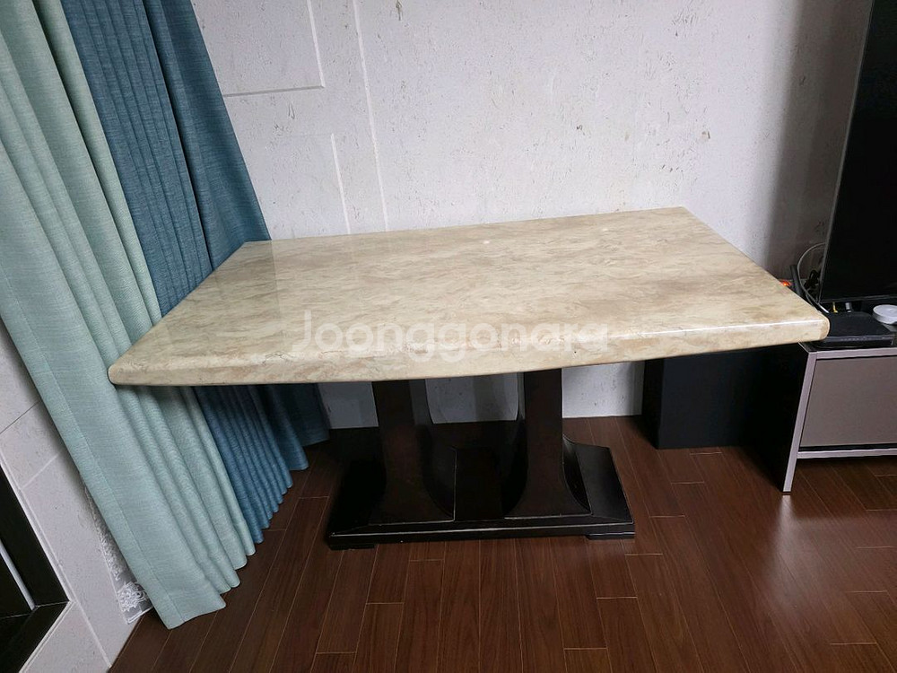 에몬스 아멜리아 4인용 대리석 식탁(의자 제외)--1