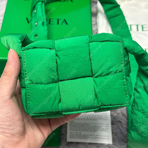 [풀구성] 보테가베네타 패딩 미니 카세트백 그린