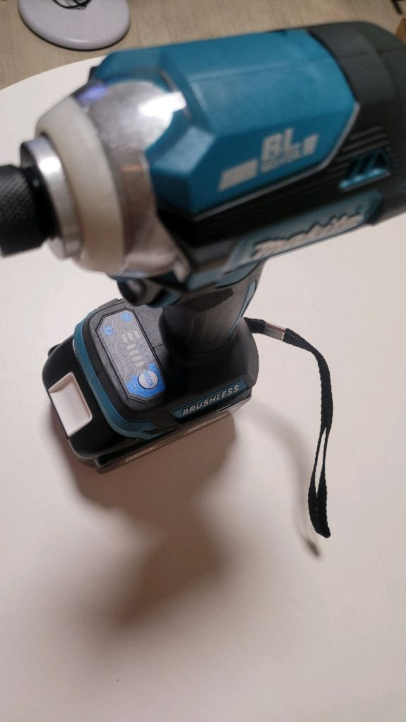 임팩드릴 무선 충전드릴 18V 팝니다.--1