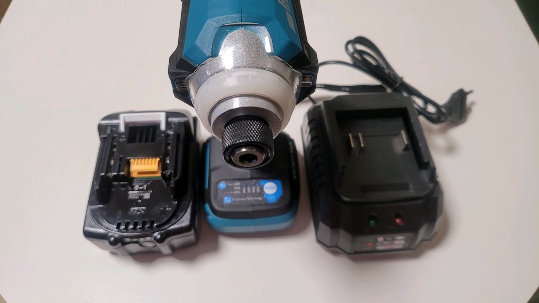 임팩드릴 무선 충전드릴 18V 팝니다.--3