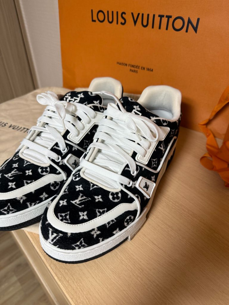 루이비통 모노그램 벨벳 트레이너 8.5size--9
