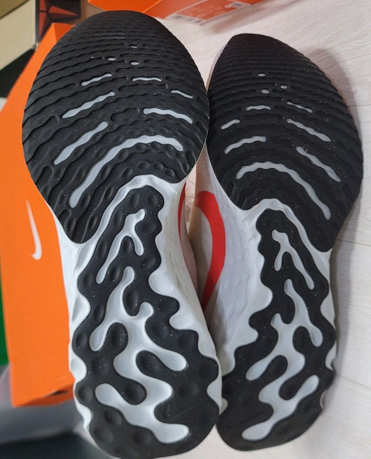 나이키 리액트 인피니티런 팝니다. 280사이즈--2